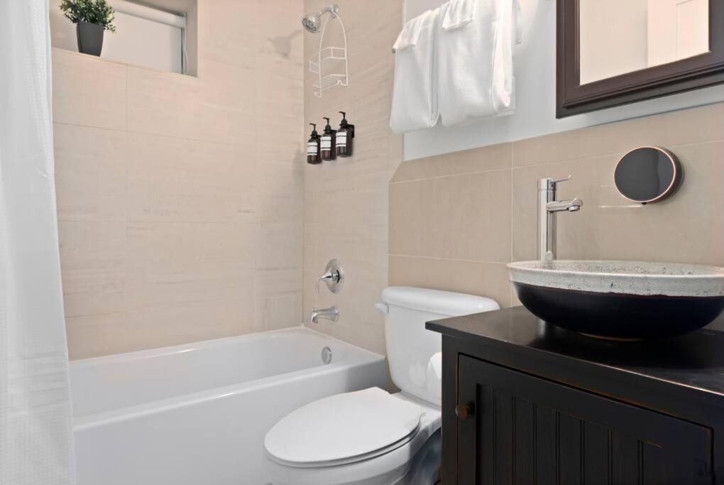 Upscale 2Br Apartment With Patio วอชิงตัน ภายนอก รูปภาพ